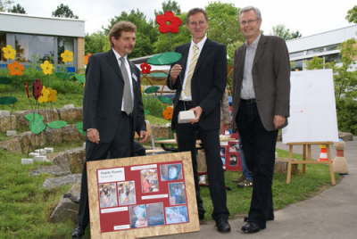 Kauf einer Deko-Blume: Schulleiter Martin Hassler, Landrat Roland Berhard, Vorstandsvorsitzender der KSK Bblingen Carsten Claus